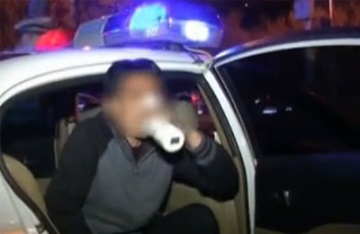 【拍客】为躲检查 酒驾司机狂奔跑虚脱检测结果为0