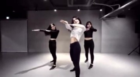 身材火辣的三位美女进行舞蹈教学，大爱白衣妹子！