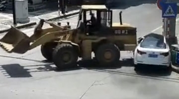 监拍铲车疯狂推撞轿车致1死 因劳资纠纷引发