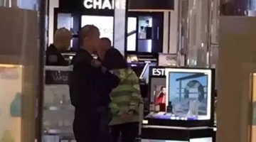 中国女游客洛杉矶机场掌掴女店员当场被捕 或将面临刑法