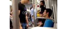 【拍客】实拍华人在西班牙地铁遭暴打 被外籍男踹出车厢