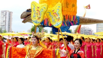 2018女儿节全球旗袍夫人广元总会 上百名旗袍夫人走秀表演
