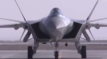 歼-20再次惊艳亮相，炫酷外形堪比科幻大片