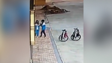 监拍初中小情侣街头壁咚 动作大胆旁若无人