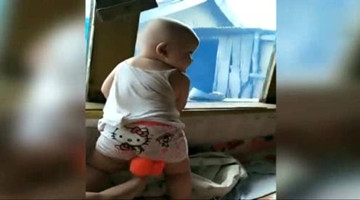 萌宝和狗狗吵架，你一句我一句互不相让，可爱的小表情萌翻了