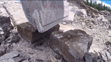 挖掘机牛人改装的铲斗厉害了，敲碎难啃石灰岩，亮绝活！