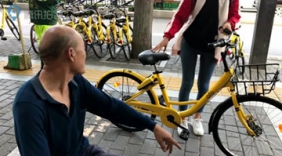 老人辞工作免费修共享单车 多次被城管驱赶