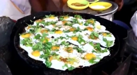 被印度人民称为街头煎蛋女王，一手绝活引来多人围观