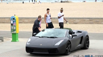 小伙街头开兰博基尼恶搞拜金男，这哥们真是尴尬的要死