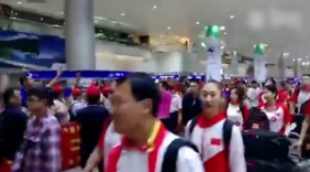 世大运中国代表团抵达台北 台湾民众高喊加油