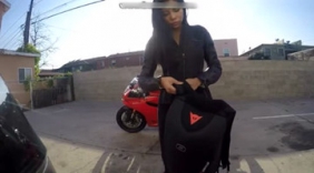 华裔美女，自拍骑摩托车视频，因性感美丽爆红网络