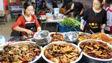 实拍广西豪华米粉，8元一碗配10盆卤味吃！人均30元，顾客排30米