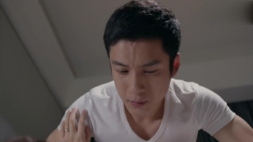 大好时光: 女子回到房间偷偷亲吻帅哥, 不料被帅哥反身压倒吻住, 太甜蜜了