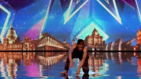 外国牛人小伙绝活舞蹈，吓得评委都跑后台了，观众惊呼不可思议