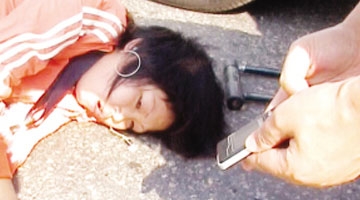 女子骑车听音乐 遇事故耳机线“割喉”