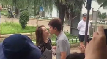 贾乃亮探班李小璐 当众亲吻庆结婚纪念日