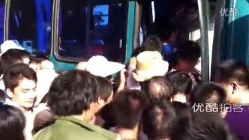 【拍客】观潮后的人们爆挤公交车