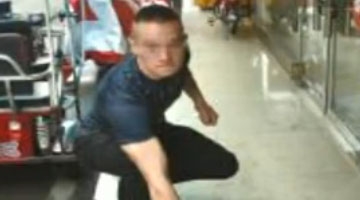 小伙两下撂倒劫匪婉拒感谢：我还要回家做饭