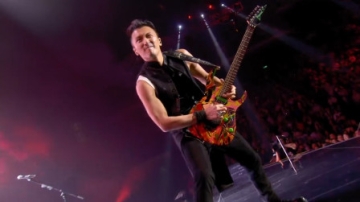 明星谢霆锋耍帅现场，摇滚双子同台庾澄庆，吉他炫技散发舞台魅力