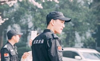 【拍客】武大樱花节现最帅保安 风景美人更美