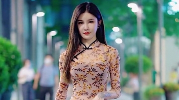 三里屯街拍好身材美女模特时尚穿搭，衣服非常个性
