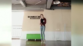 实拍牛仔裤美女舞蹈练习！这么高的高跟鞋能跳舞吗？