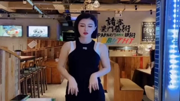 美女跳舞太魔性，结果把老板也带跑偏了，看完差点笑岔气！