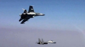 空军新型战机实战训练 歼11绕歼16飞行超霸气