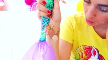 萌娃小可爱送给美人鱼妈妈冰激凌 妈妈：再不给我水喝我就要渴死了