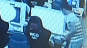 监拍小偷假扮网管打扫卫生 用抹布直接“擦走”手机