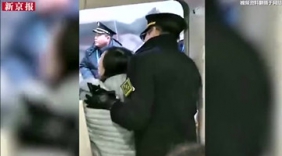 “高铁扒门”女教师被停职 曾多次获优秀称号