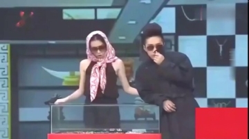 王宁、艾伦爆笑小品《造谣公司》，讽刺娱乐圈明星炒作的惯用伎俩