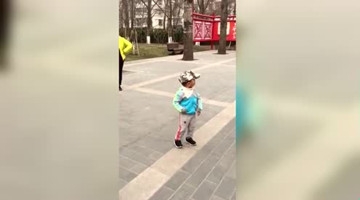 厉害了，小孩 广场舞 比大妈还牛，萌翻了