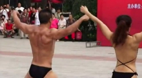 健美健身大赛办在广场男女混双：型男靓女广场晾身材