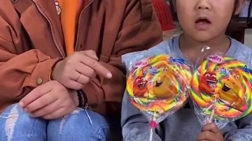 童年回忆：妈妈和萌娃都有好吃的棒棒糖吃