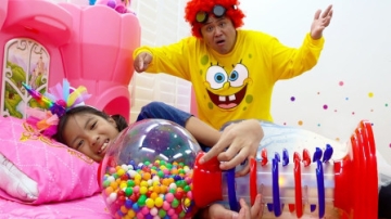 太奇怪，萌娃小萝莉怎么抱着糖果机躲在床上？可是爸爸的糖果为何不见了？