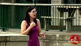 就为了10美元，却将雕像推到河里！