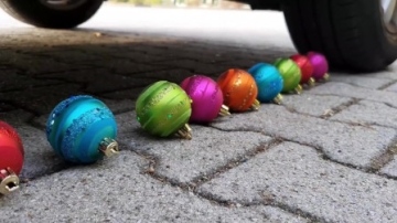 牛人把彩色灯泡放在车轮下面，看着好过瘾，好减压呀