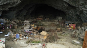 航拍贵州18户人家住山洞 政府修新房无人愿搬