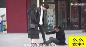 小伙街头恶搞情侣按摩