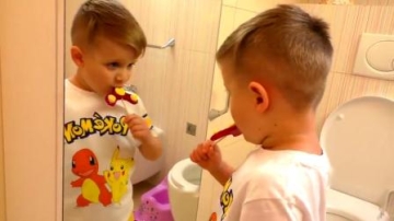 萌娃小可爱背着爸爸偷吃糖果，小家伙可真调皮呢！—爸爸：这熊孩子真不让人省心！