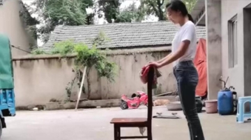 高手在民间，农村妹子用一个凳子就能玩倒立，实在是太牛了