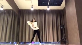 身材协调的美女在舞蹈室热舞