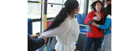 【拍客】沈阳女孩让座后遭老人一家三口殴打现场