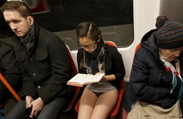 【拍客】多国民众迎“地铁无裤日” 上演内裤秀