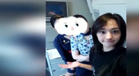 郑爽素颜出镜与空姐合影 双臂紧抱大佬站姿超霸气