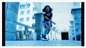 舞蹈美女身穿乞丐牛仔裤，在楼道里的霸气舞蹈