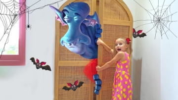 太好笑，萌娃小萝莉打开衣柜发现了什么？是谁藏在里面吃东西？儿童亲子益智趣味游戏玩具故事