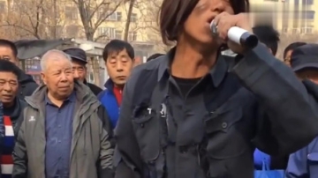 高手在民间，流浪歌手一首《我是否也在你心中》唱得不输原唱