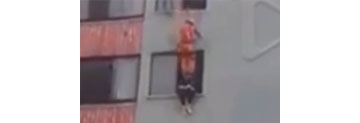 【拍客】消防员大脚踹回跳楼女 悬空索降救人